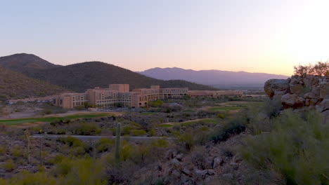 Drohnenaufnahme-Des-JW-Marriott-In-Starr-Pass-In-Der-Abenddämmerung