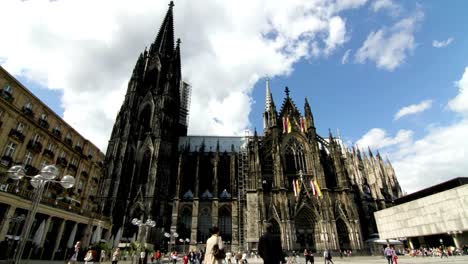 Ein-Zeitraffer-Des-Platzes-Und-Der-Domkirche-St.-Peter-In-Köln