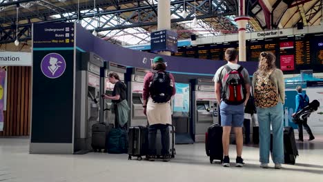 Gente-En-Cola-Para-Comprar-Billetes-De-Tren-En-Una-Máquina-Automatizada-En-La-Estación-Victoria