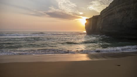 Timelapse-De-La-Puesta-De-Sol-Sobre-El-Océano-Detrás-De-Un-Acantilado-Cerca-De-Port-Campbell,-Victoria,-Australia,-Diciembre-De-2019