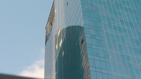 Edificio-Rascacielos-En-El-Centro-De-Houston-Gravemente-Dañado-Por-Una-Gran-Tormenta