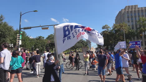 Partidario-De-Biden-Ondea-Una-Pancarta-En-La-Celebración-Postelectoral-En-El-Capitolio-De-Texas---4k