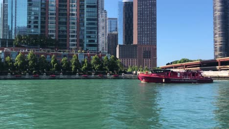 Barco-Del-Departamento-De-Bomberos-De-Chicago-Navegando-Por-El-Río-Chicago-En-El-Centro-De-Chicago,-Chicago