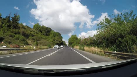 Vibrante-Paisaje-De-La-Isla-De-Creta-Con-Montañas-Y-árboles,-Vista-De-Conducción-Pov