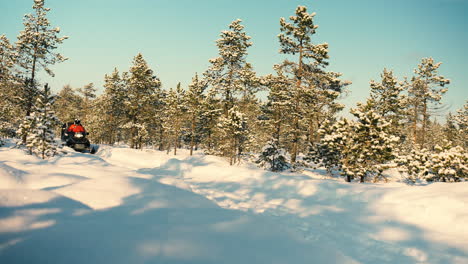 Schneemobile-Auf-Einem-Trail-An-Einem-Sonnigen-Wintertag-In-Einem-Verschneiten-Wald