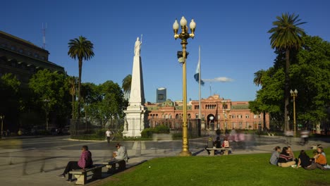 Timelapse-De-Gente-Caminando-Y-Sentada-En-La-Concurrida-Plaza-De-Mayo-En-Buenos-Aires