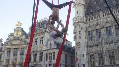 Una-Joven-Pareja-Acrobática-De-Artistas-Callejeros-Realizando-Un-Espectáculo-En-La-Grand-Place-De-Bruselas,-En-Bélgica,-En-Una-Cálida-Noche-De-Verano.