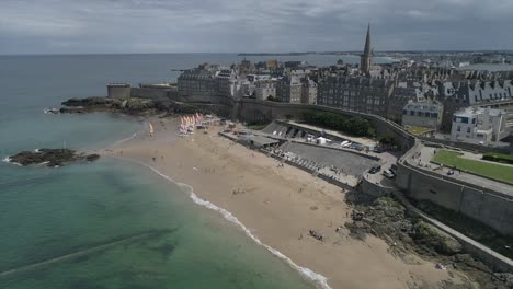 Aerial-footage-of-Saint-Malo,-the-beach,-the-city,-the-sea-and-the-Wall-of-the-Saint-Malo