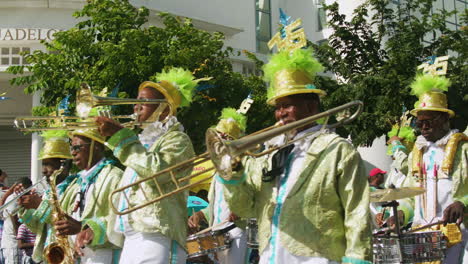 Cámara-Lenta-De-Una-Gran-Procesión-Que-Celebra-El-Carnaval-En-Las-Calles-De-Pointe-à-pitre-En-Guadalupe