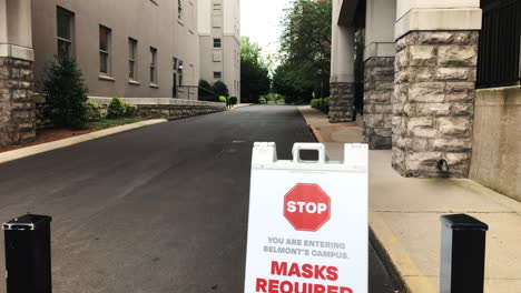 Schild-Mit-Der-Aufschrift-„Maske-Erforderlich“-An-Einem-Eingang-Zur-Belmont-University-In-Nashville,-Tennessee,-Inmitten-Der-Coronavirus-Pandemie