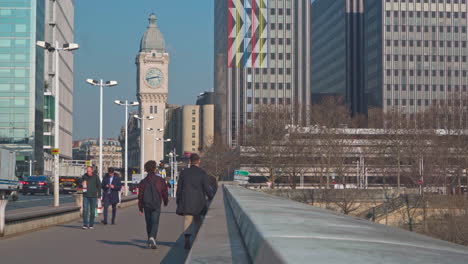 Una-Vista-De-La-Torre-Del-Reloj-De-La-Estación-De-Tren-Gare-De-Lyon-En-París-Desde-El-Puente-Charles-De-Gaulle-En-Un-Día-Soleado-Al-Mediodía