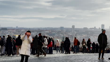 Eine-Dynamische-Szene-Entfaltet-Sich-Außerhalb-Der-Prager-Burg,-Mit-Menschenmassen,-Die-Sich-Auf-Dem-Historischen-Platz-Bewegen-Und-Einen-Lebendigen-Einblick-In-Die-Pulsierende-Atmosphäre-Der-Stadt-Bieten