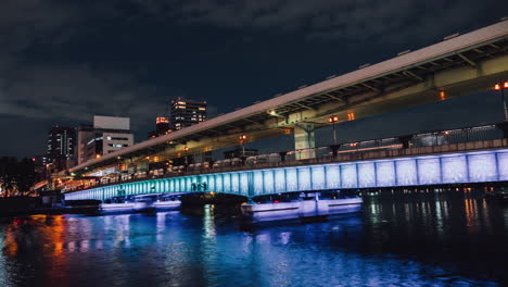 Puente-De-Osaka-Ocupado-Por-La-Noche-Timelapse