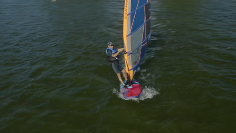 Una-Toma-Aérea-Alejada-De-Un-Surfista-Flotando-Sobre-Una-Tabla