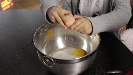 Niños-Haciendo-Un-Pastel-En-Casa,-Enfoque-Suave,-Cámara-Lenta