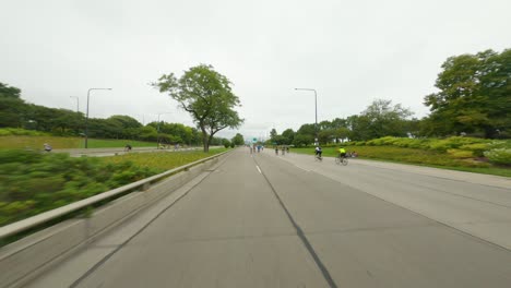 Chicagoer-Radfahrer-Fahren-Während-Der-„Bike-The-Drive-2022“-South-Side-Bridge-Auf-Dem-Dusable-Lake-Shore-Drive-Nach-Norden