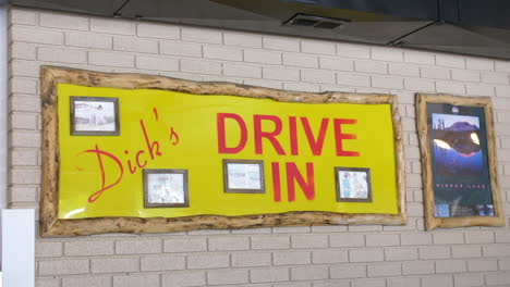 Schild-Von-Dick&#39;s-Drive-In-In-Kamas,-Utah.-4k