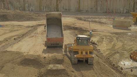 Arbeitsmaschinen-Auf-Der-Baustelle,-Eurovea-Tower,-Bratislava,-Slowakei