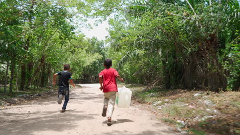 Niños-En-Honduras-Corren-A-Recoger-Agua-Del-Pozo-Del-Pueblo.