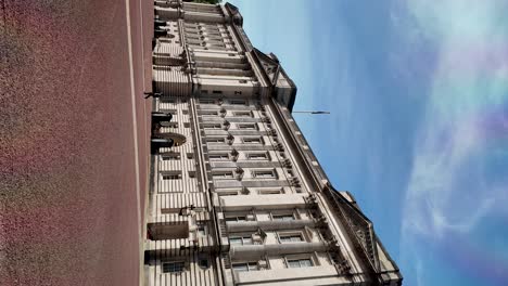 Ein-Genauerer-Blick-Auf-Den-Buckingham-Palace-Von-Den-Toren-Aus