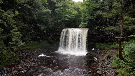 Breacon-Beacons-Idílico-Bosque-Inculto-Cascada-Sendero-Visitado-Por-Turistas-Tire-Hacia-Atrás-Antena