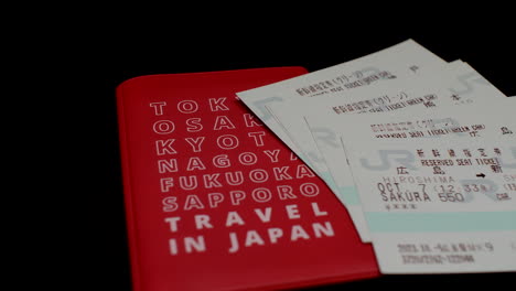 Cartera-Roja-Para-Billetes-De-Viaje-Para-El-Pase-De-Tren-De-Japón-Con-Un-Montón-De-Billetes-De-Reserva-Colocados-Al-Lado