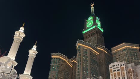 Der-Uhrturm-Befindet-Sich-In-Der-Al-Haram-Moschee-In-Mekka,-Saudi-Arabien-Und-Ist-Bestandteil-Des-Abraj-Al-Bait-Komplexes.