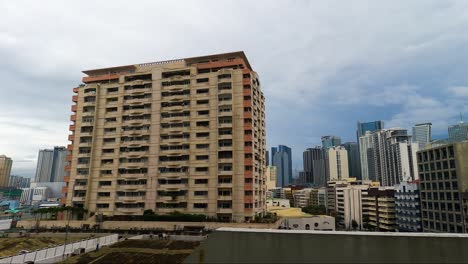 Panorama-Der-Hochhäuser-Und-Bürogebäude-In-Der-Stadt-Makati-Auf-Den-Philippinen-An-Bewölkten-Tagen