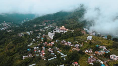 Vista-Aérea-Del-Pueblo-De-Montaña-Con-Niebla-Durante-La-Temporada-De-Monsson-En-Nepal