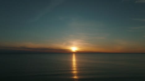 Heiterer-Sonnenuntergang-über-Dem-Huronsee,-Kanada-Mit-Goldenem-Licht,-Das-Sich-Auf-Ruhigem-Wasser-Spiegelt