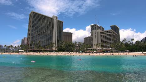 Vista-De-La-Playa-Y-Los-Hoteles-Al-Fondo-En-La-Playa-De-Waikiki,-Honolulu,-Hawaii