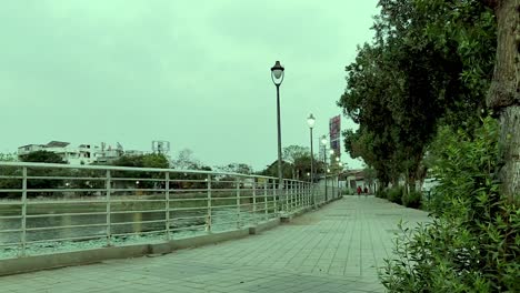 Popel-Caminando-Cerca-Del-Lago-Temprano-En-La-Mañana-En-Tiempo-Nublado,-ángulo-Bajo-Full-Hd