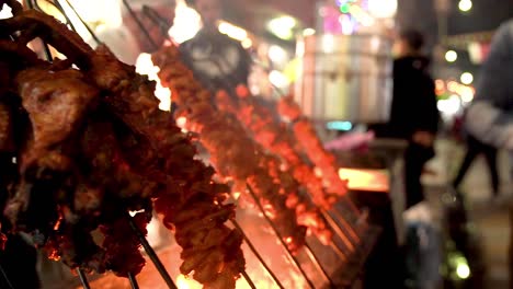 Barbacoa-A-La-Parrilla-En-Exhibición-Para-La-Venta-Como-Comida-Callejera-Durante-Un-Festival