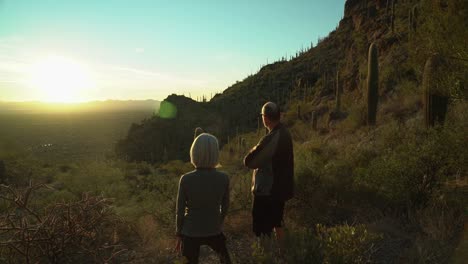 Paar-Beobachtet-Sonnenuntergang-Am-Gates-Pass,-Tucson-Mountain-Park