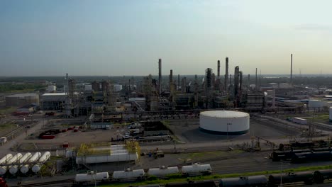 Drone-Volando-Lateralmente-Junto-A-Una-Refinería-De-Petróleo-En-Verano-En-Montreal,-Quebec,-Canadá