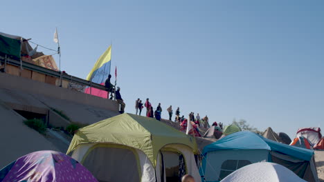 Migrantes-Venezolanos-Protestan-A-Orillas-Del-Río-Grande-En-El-Paso,-Texas