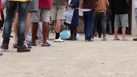 Personas-Sin-Hogar-Hacen-Fila-Para-Recibir-Comida-Durante-El-Cierre-De-2020-En-George,-Cabo-Occidental,-Sudáfrica