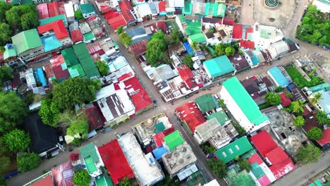 Ascienda-Aérea-Sobre-Casas-Residenciales-En-El-Puerto-De-Coron-En-Un-Día-Claro