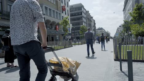 Menschen-Gehen-Im-Zentrum-Von-Brüssel,-Belgien,-Spazieren,-Während-Die-Ausgangssperre-Gelockert-Wird