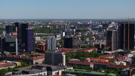 Moderno-Distrito-De-Negocios-Maakri-En-El-Centro-De-Tallin,-Estonia---Vuelo-De-Drones-Hacia-Atrás