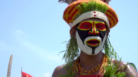 Portrait-of-face-painted-tribal-dancer-from-Jiwaka,-Papua-New-Guinea