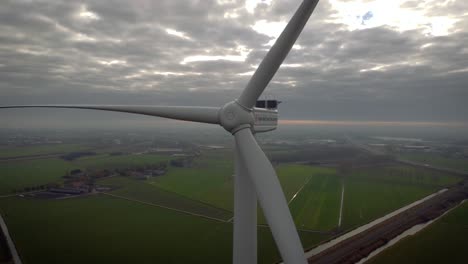 Windkraftanlage-Bei-Bewölktem-Wetter-In-Den-Niederlanden