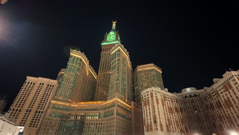 Situada-En-Masjid-Al-Haram-En-La-Meca,-Arabia-Saudita,-La-Torre-Del-Reloj-Es-Un-Componente-Del-Complejo-Abraj-Al-Bait.