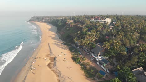 Playa-De-Varkala,-Olas-Calmantes-Bañadas-En-La-Arena,-Kerala,-India