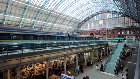 Overlooking-From-Upper-Level-At-St-Pancras-Station-in-London-with-people-and-a-Eurostar-train-on-a-summer-day