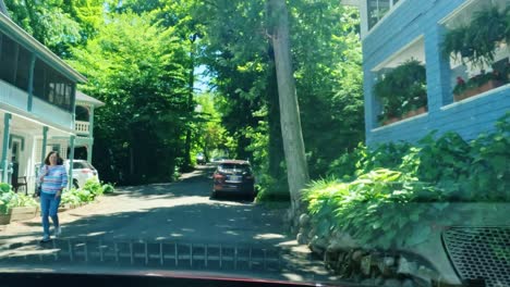 Driving-through-the-Chautauqua-institute-in-western-New-York-state-during-summer