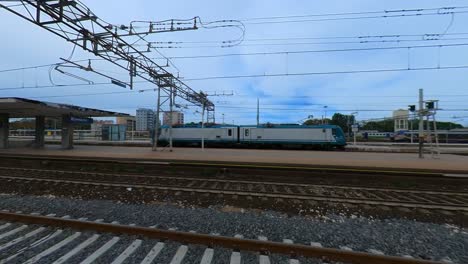 Una-Locomotora-De-Tren-Pasa-Por-La-Estación-De-Tren-De-Rimini