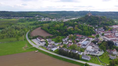 Vista-Aérea-Del-Castillo-Medieval-De-Güssing-Y-La-Ciudad-De-Burgenland,-Austria-En-La-Cima-De-La-Colina