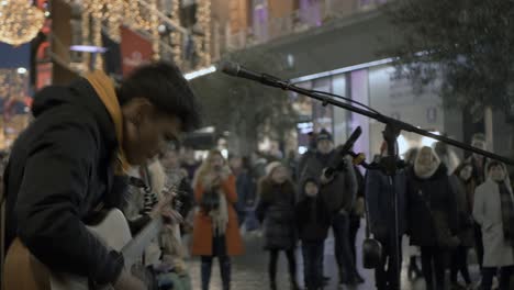 Músico-Callejero-Cantando-Frente-A-Una-Multitud-En-Grafton-Street-En-Dublín