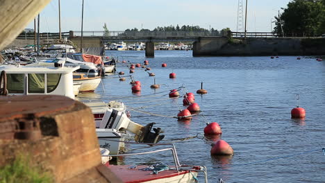 Pequeño-Muelle-Y-Puente-En-El-Fondo-En-Un-Pequeño-Y-Tranquilo-Fiordo-Finlandés-Al-Atardecer